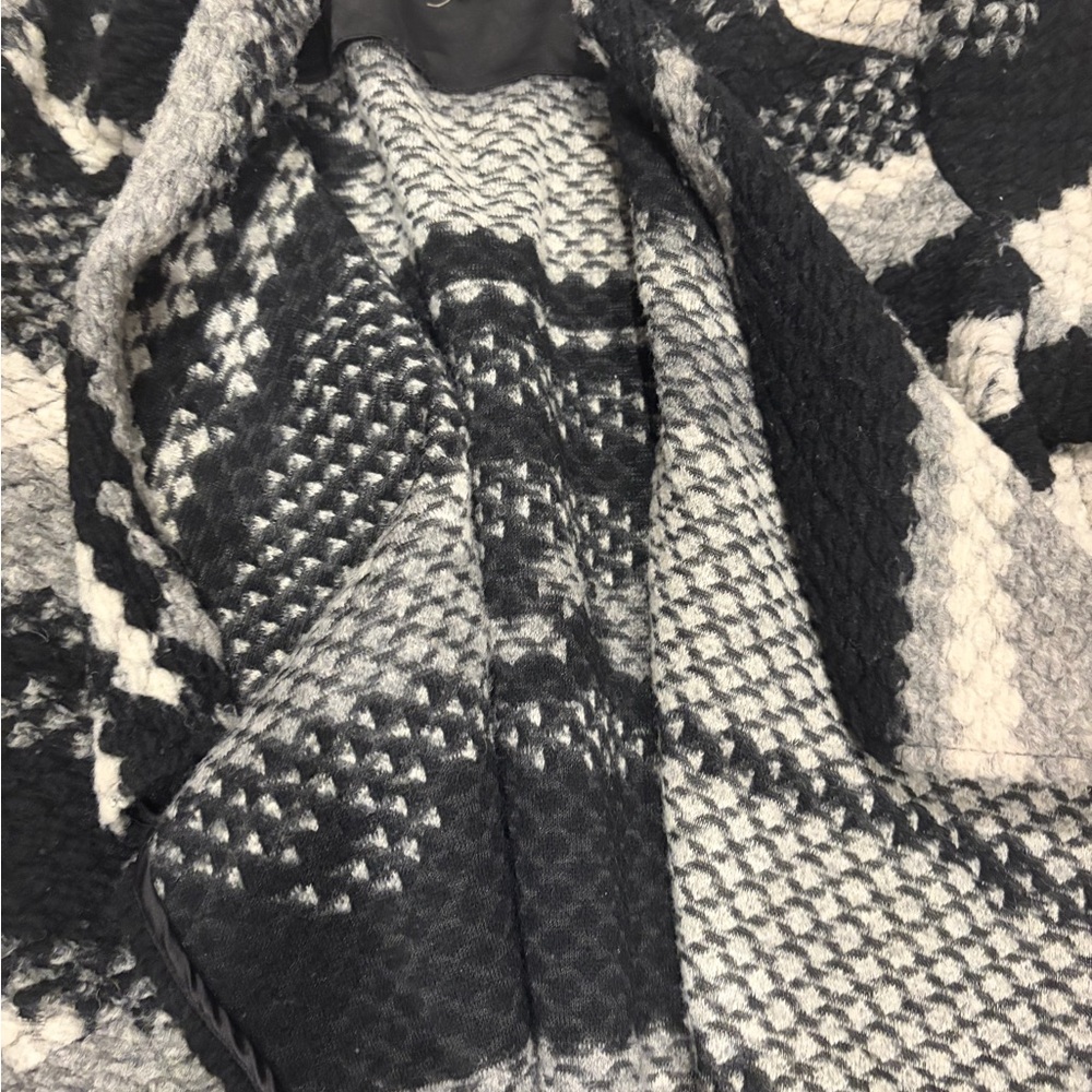 Black And Gray Patterned Jacket - image 3